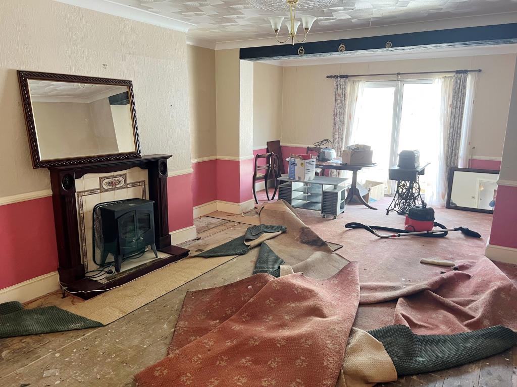Lot: 105 - GROUND FLOOR GARDEN FLAT WITH PARKING FOR IMPROVEMENT - The Living Room